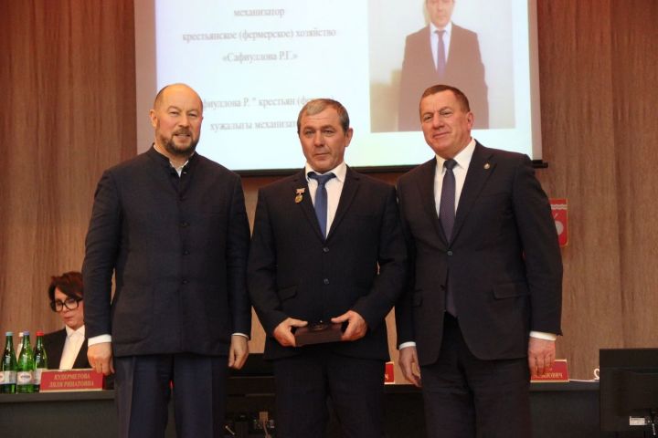 Почетного звания «Заслуженный механизатор Рес­публики Татарстан» удостоен механизатор КФХ