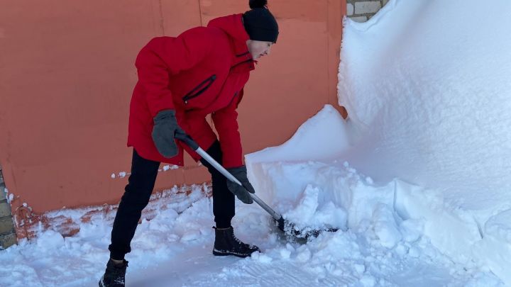 Активисты студенческой службы безопасности «Форпост» помогли тетюшанке в уборке снега