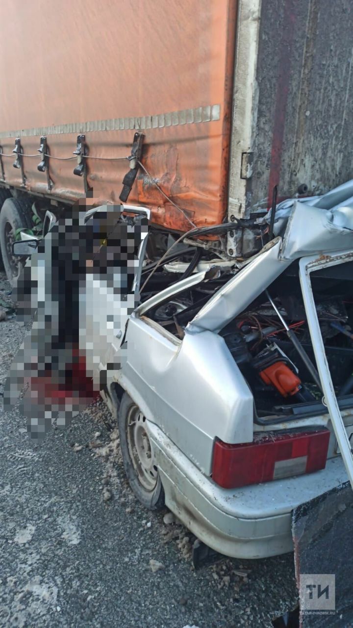 В Татарстане легковушка влетела под фуру: погибли два человека