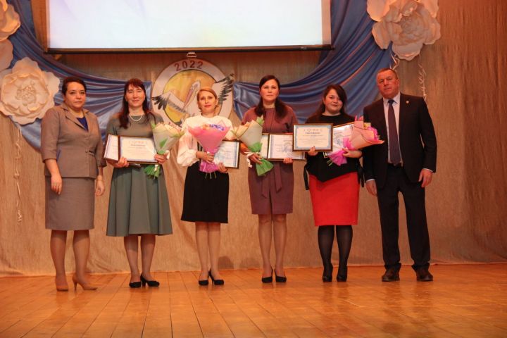Поздравления принимали тетюшские педагоги