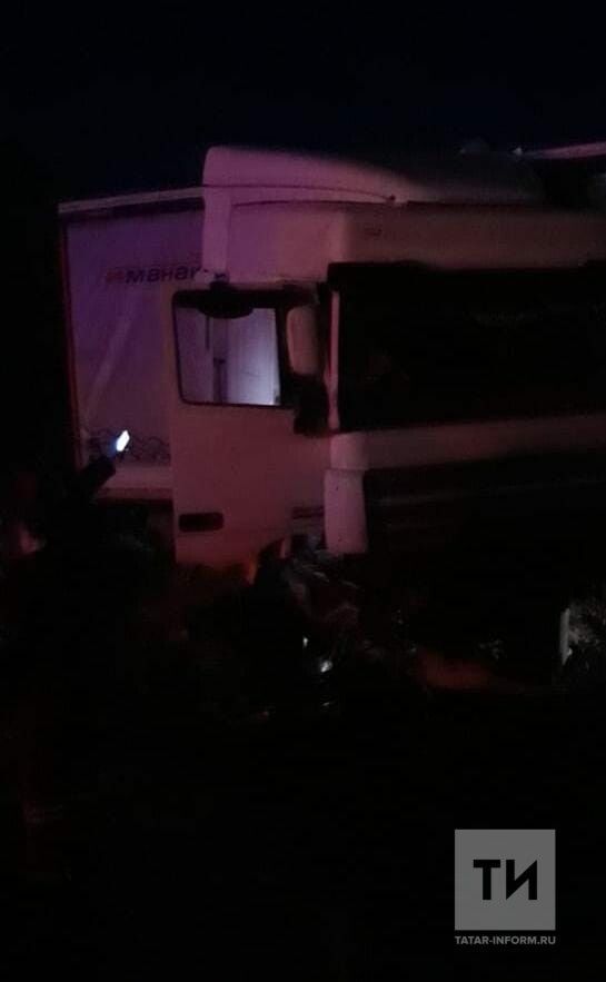 В Татарстане на скользкой дороге перевернулся большегруз с топливом, пострадал водитель