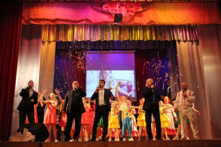 В Тетюшах в РДК прошла праздничная программа «Весенние сюрпризы»