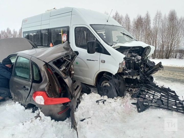 В Татарстане на трассе при столкновении легкового авто и вахтового автобуса погиб один из водителей