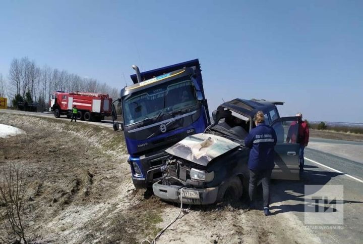 В Татарстане при столкновении внедорожника с самосвалом погиб пассажир легковушки