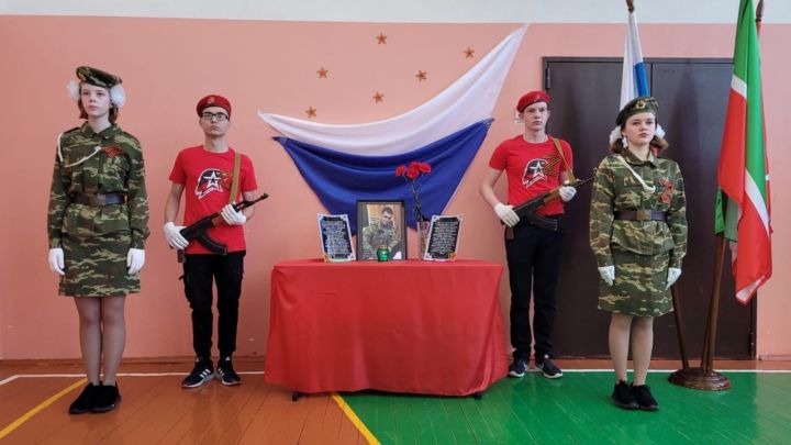 В Тетюшской татарской школе прошла общешкольная линейка, посвященная Юрию Лабутину