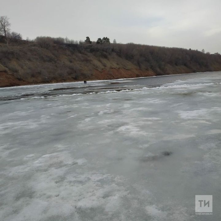 В Татарстане сотрудники МЧС сняли со льдины на Каме трех подростков