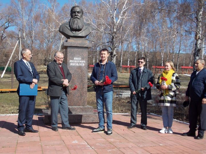 В селе Кошки-Новотимбаево состоялось празднование 174-летие Ивана Яковлева и Дня чувашского языка