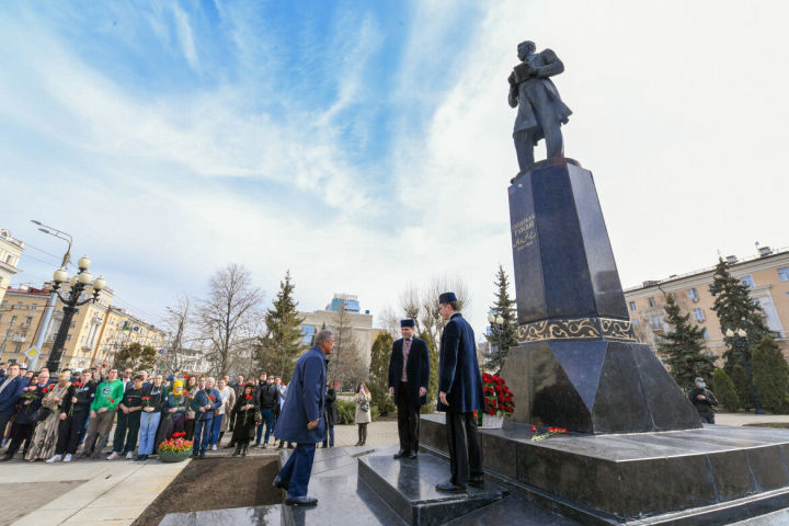 Минниханов и Шаймиев возложили цветы к памятнику татарского поэта Габдуллы Тукая
