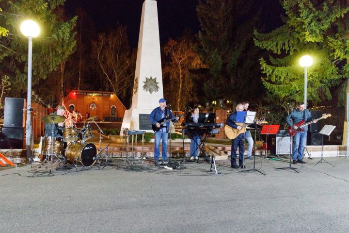 В День Победы в Тетюшах у обелиска Славы состоялись вечерние народные гуляния «Звенит Победой май цветущий»