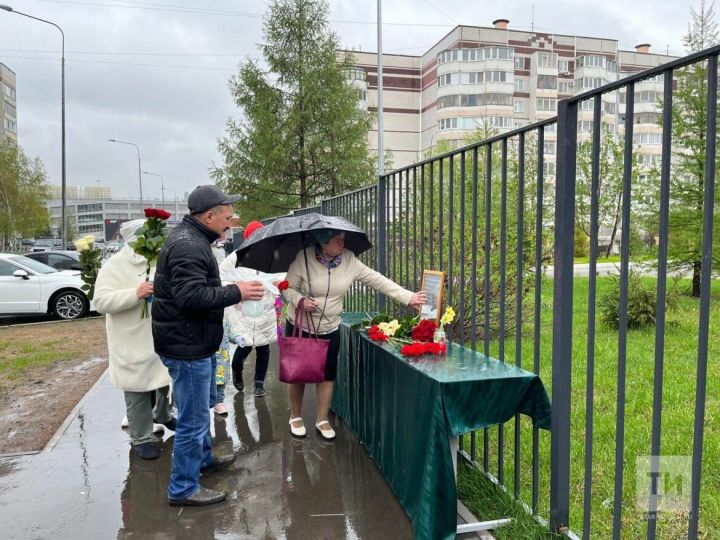 В Казани родители погибших во время стрельбы детей приехали в гимназию для возложения цветов