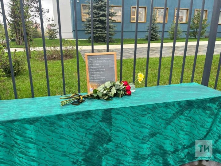 У казанской гимназии №175 появился стихийный мемориал