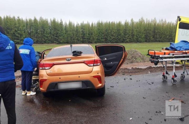 В Татарстане на трассе водитель легковушки уснул за рулем и врезался в фуру