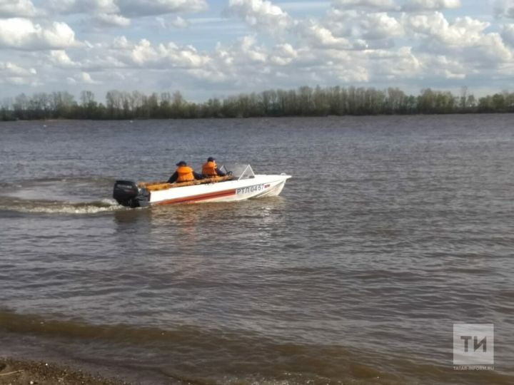В Татарстане на Каме ищут рыбака упавшего с лодки