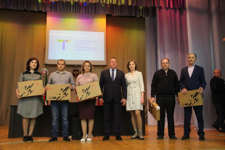 Тетюшские педагоги получили 146 ноутбуков