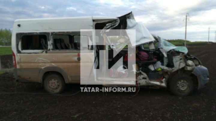 На трассе в Татарстане произошло смертельное ДТП с микроавтобусом и «КАМАЗом»