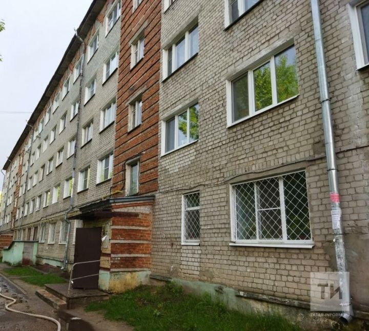 В многоквартирном доме в Казани неизвестный поджег квартиру