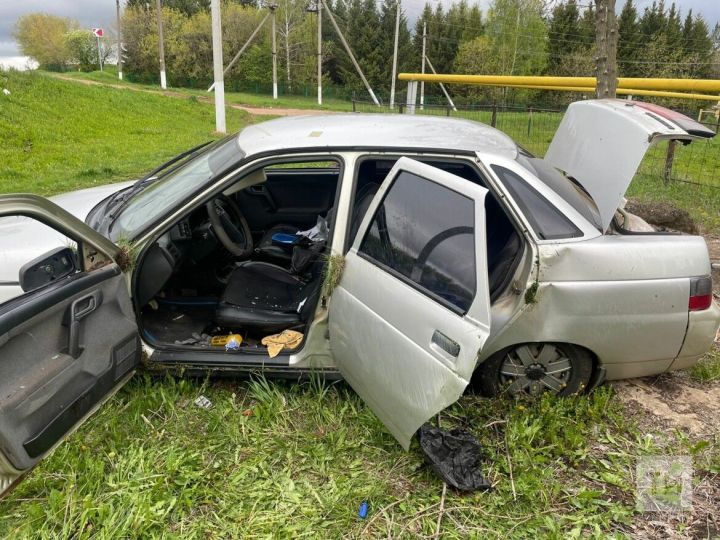 В Татарстане пьяный водитель отечественной легковушки получил травмы, вылетев с трассы в кювет