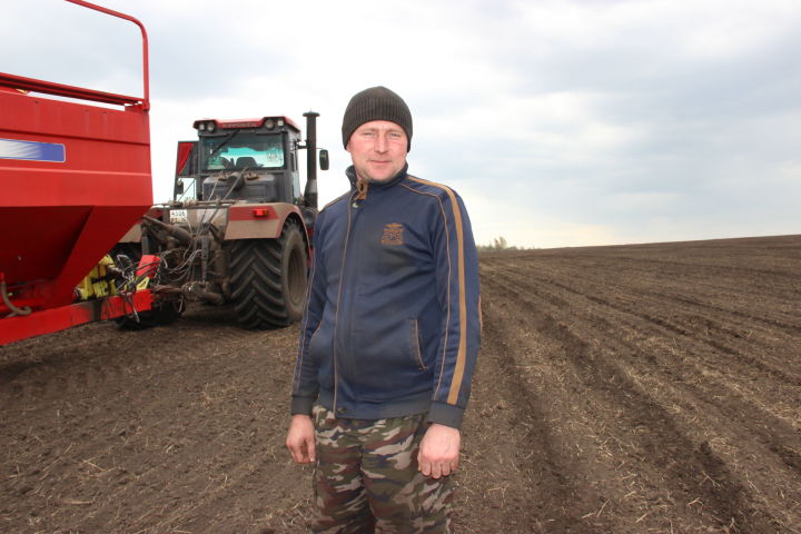 Сергей Селюков пашет, сеет, боронит на полях сельхозпредприятия «Нива» шестой сезон
