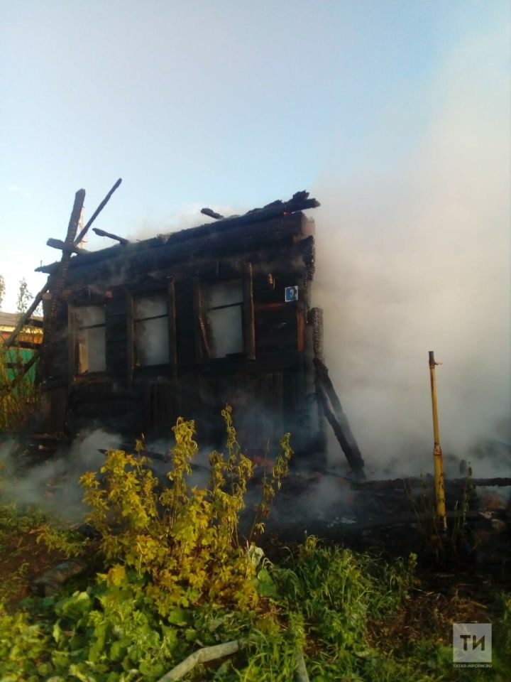 В Татарстане в заброшенном доме во время пожара пострадал бездомный