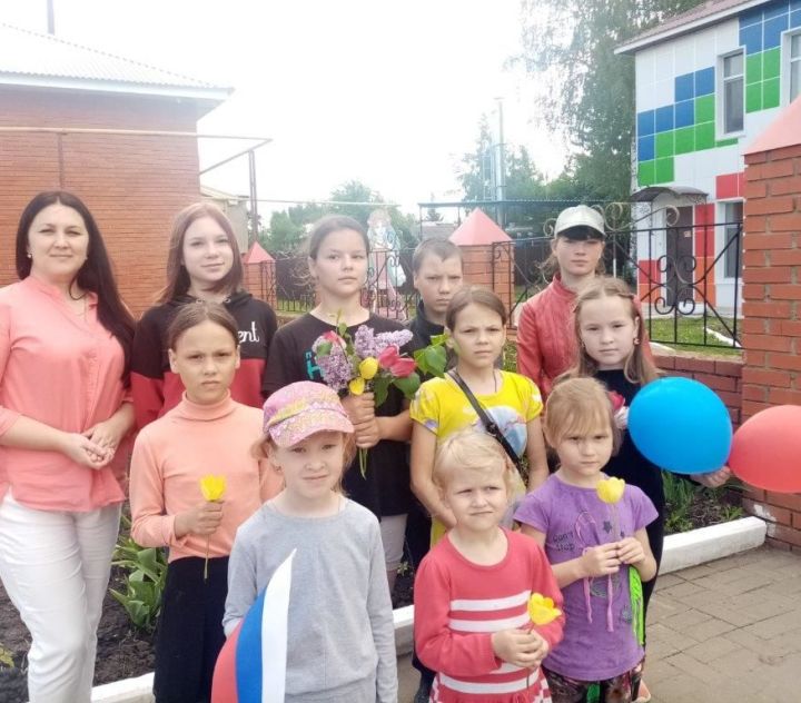 Соцработники провели занятие с несовершеннолетними детьми,  посвященное Дню России