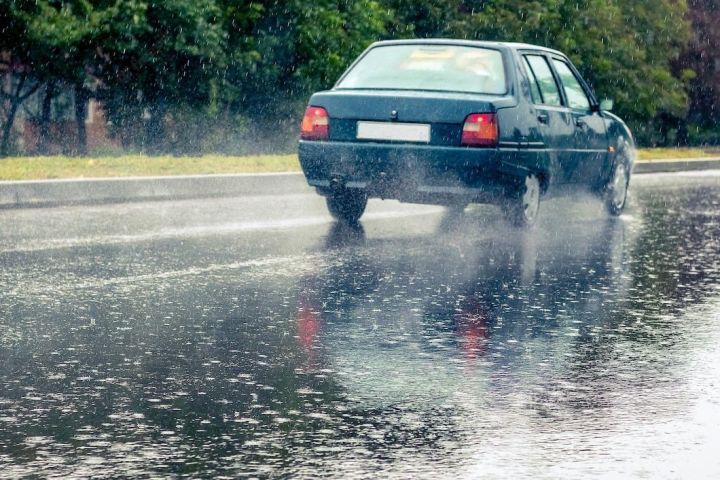 ГУМЧС рассказало о мерах безопасности при усилении ветра и во время грозы