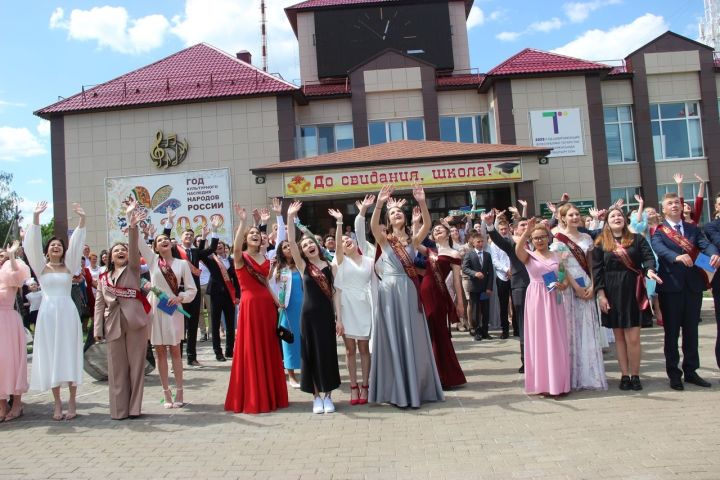 Выпускникам школ Тетюшского района вручили аттестаты о среднем образовании