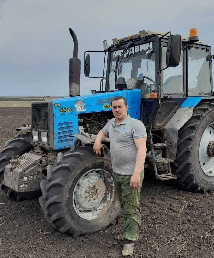 Андрей Вишняков с 2015 года трудится механизатором в сельхозпредприятии «Авангард»