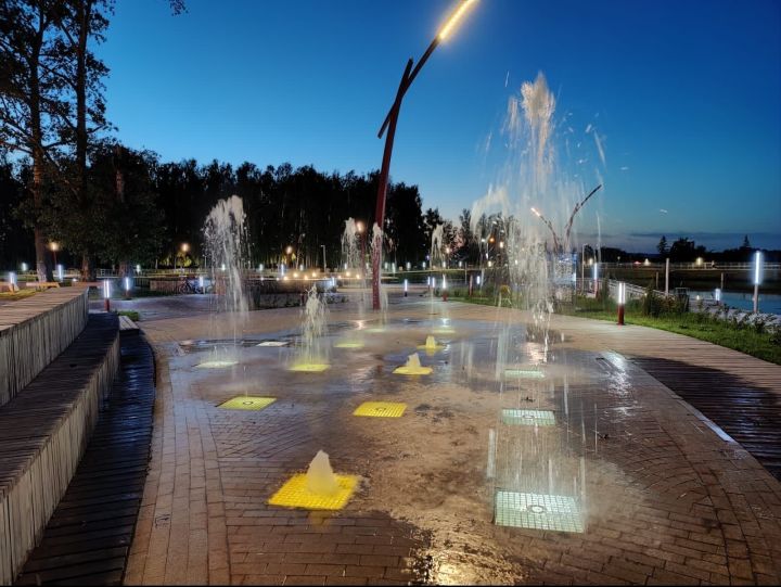 В Тетюшах на городском пруду работает фонтан