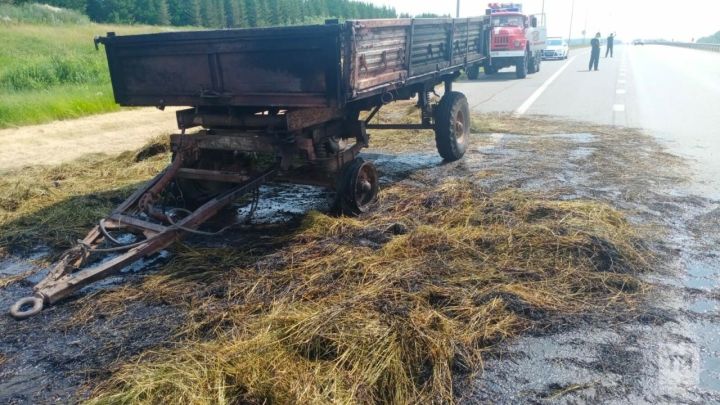 В Татарстане на трассе М7 загорелся прицеп с сеном