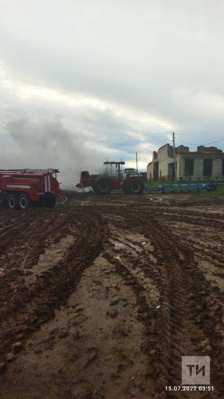 В Татарстане в поле на ходу загорелся трактор