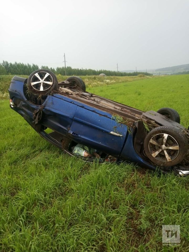 В Татарстане в ДТП  погибла женщина-водитель, опрокинувшись кювет