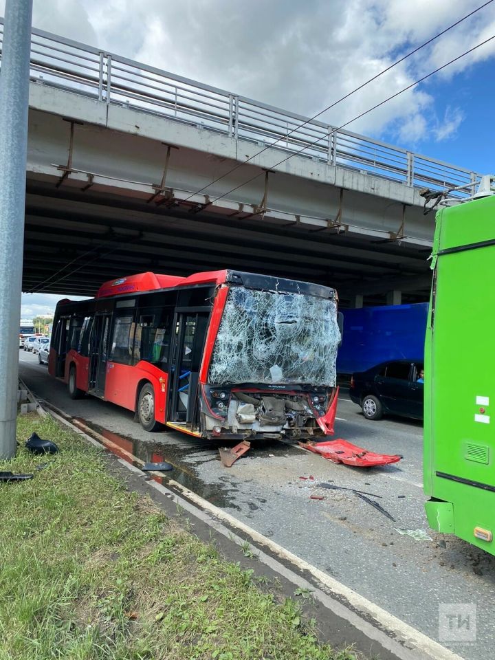 В Казани при столкновении автобуса с троллейбусом, пострадал водитель автобуса