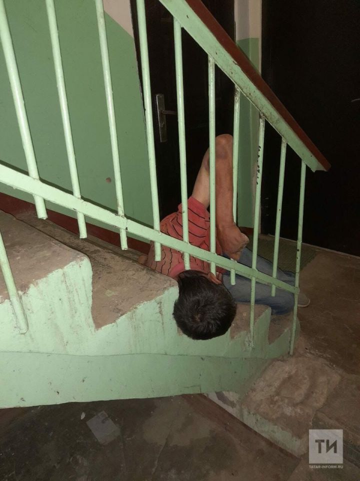 У нетрезвого татарстанца застряла голова между перил лестницы, потребовалась помощь спасателей