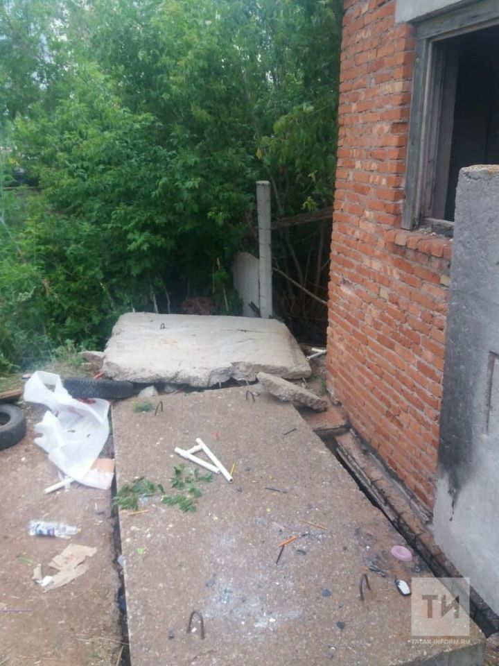 В Татарстане на девочку рухнула бетонная плита