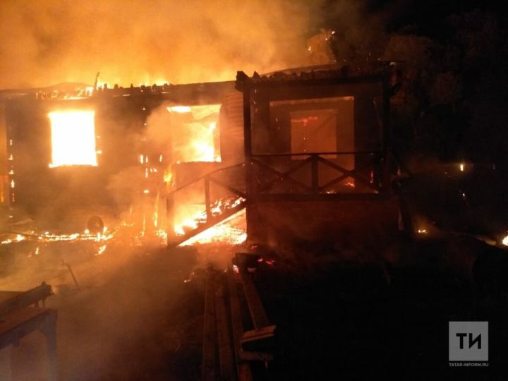 В Татарстане сгорели два частных дома, есть погибший