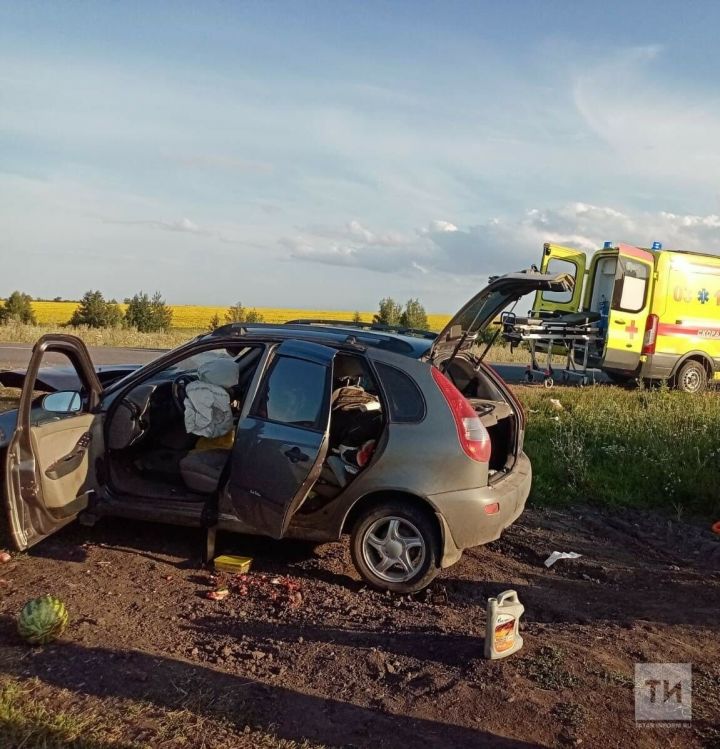 В Татарстане женщина пострадала в ДТП с легковушкой и внедорожником.