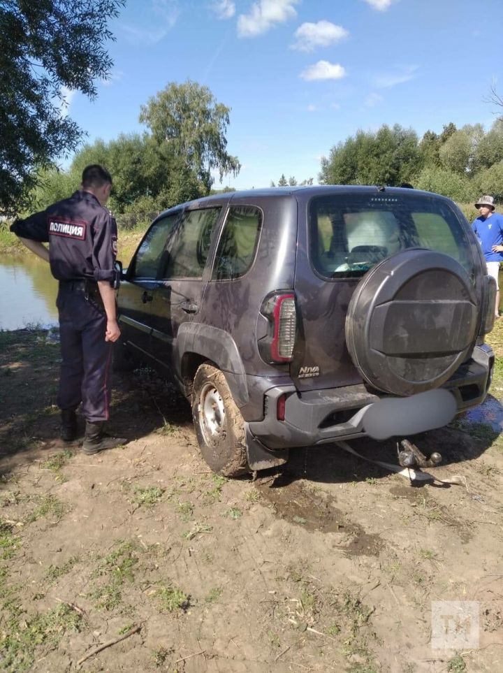 В Татарстане трактором вытащили из пруда машину, в которой был мертвый водитель