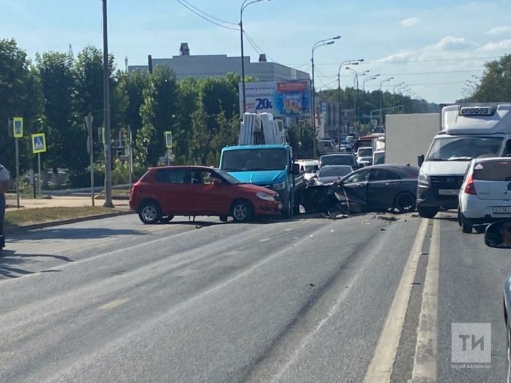 На Горьковском шоссе в Казани столкнулись две легковушки и  «ГАЗель»