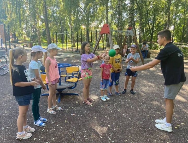 В центральном парке Тетюш активисты  «Форпоста» провели игру «У правил дорожного движения каникул не бывает»