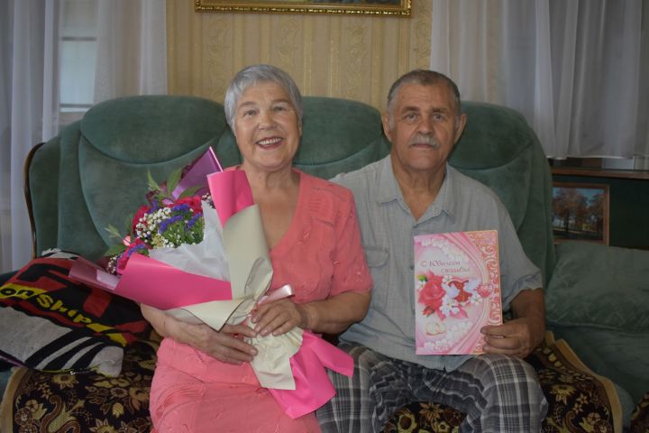 Геннадий и Галина Иотовы отметили знаменательный семейный праздник