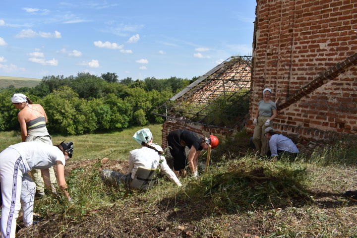 В старинных храмах Тетюшского района  трудились волонтеры