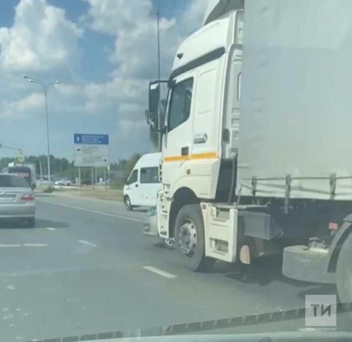 Из-за аварии фуры с легковушкой на выезде из Казани образовалась пробка