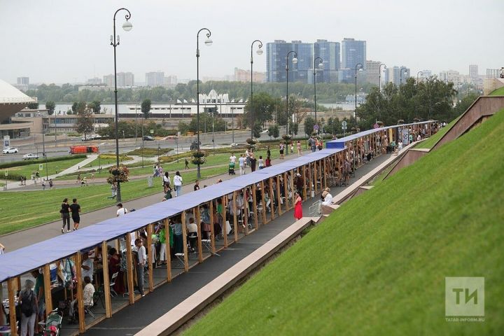 Новый рекорд России: самый длинный торговый прилавок на ярмарке «Я и есть Татарстан»