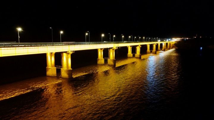 Мост через Волгу на трассе М7 в Татарстане стал подсвечиваемым