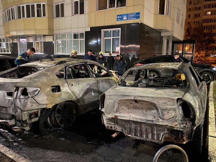 Ночью в Татарстане пожаром повреждено семь автомобилей