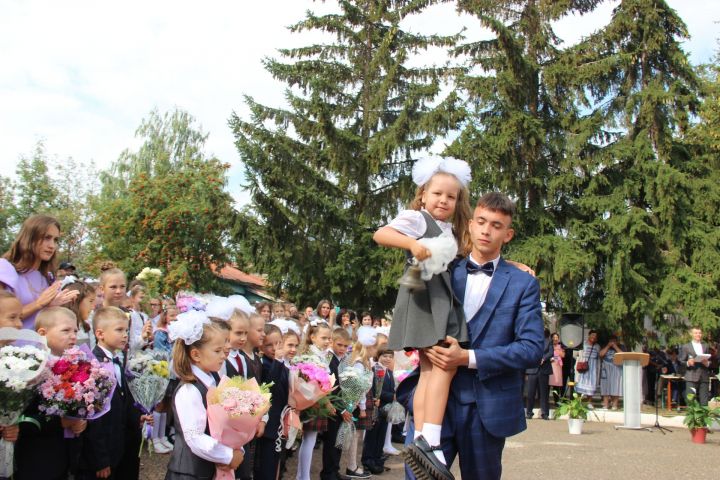 В 26 школах Тетюшского района прошли торжест­венные линейки