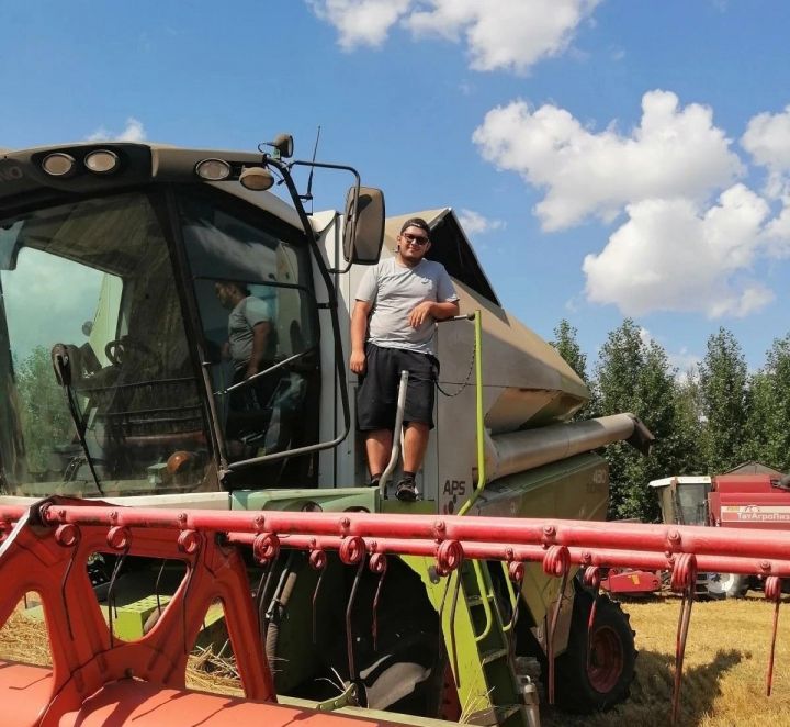 Не первый год трудится на полях агрофирмы «Нур» Самат Нургалиев