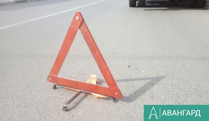 В Татарстане патрульный автомобиль врезался в припаркованную иномарку