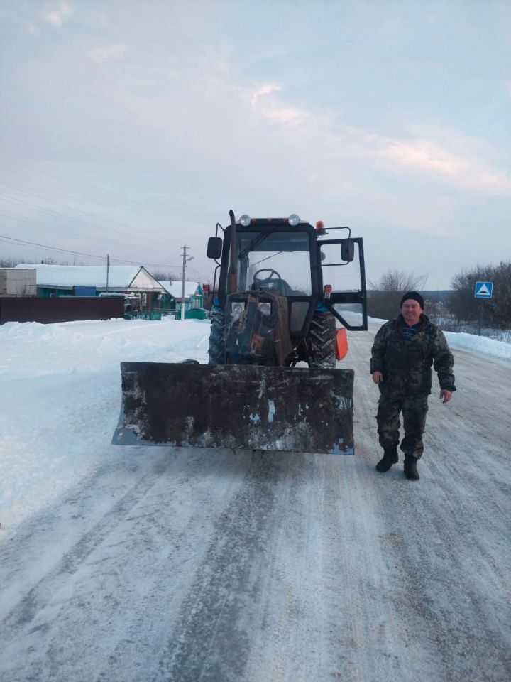 Тракториста Ильгизара Измайлова из Беденьги сельчане называют «наш МЧС»