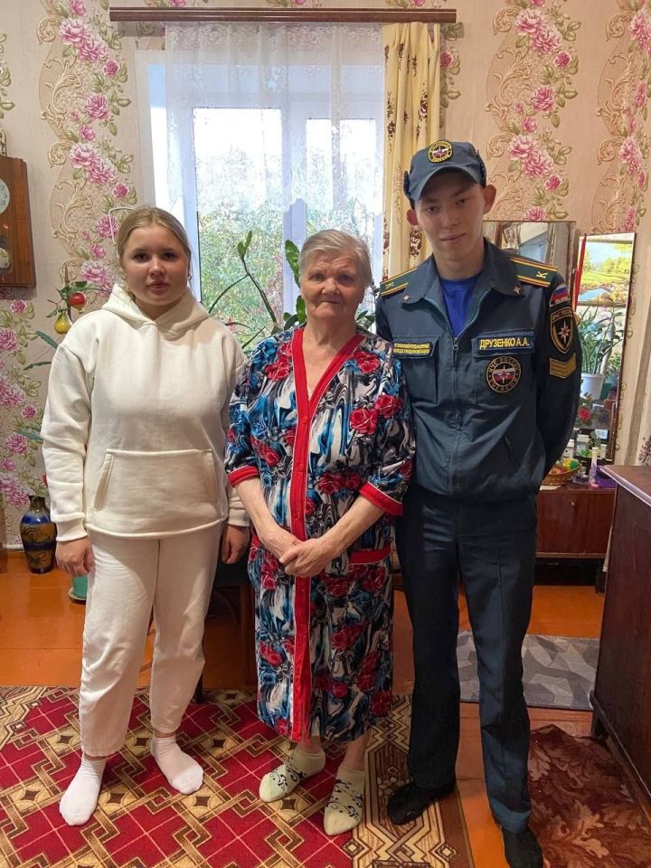 Форпостовцы помогли пенсионерке